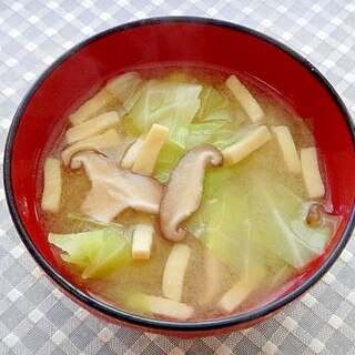 キャベツと高野豆腐しいたけの味噌汁